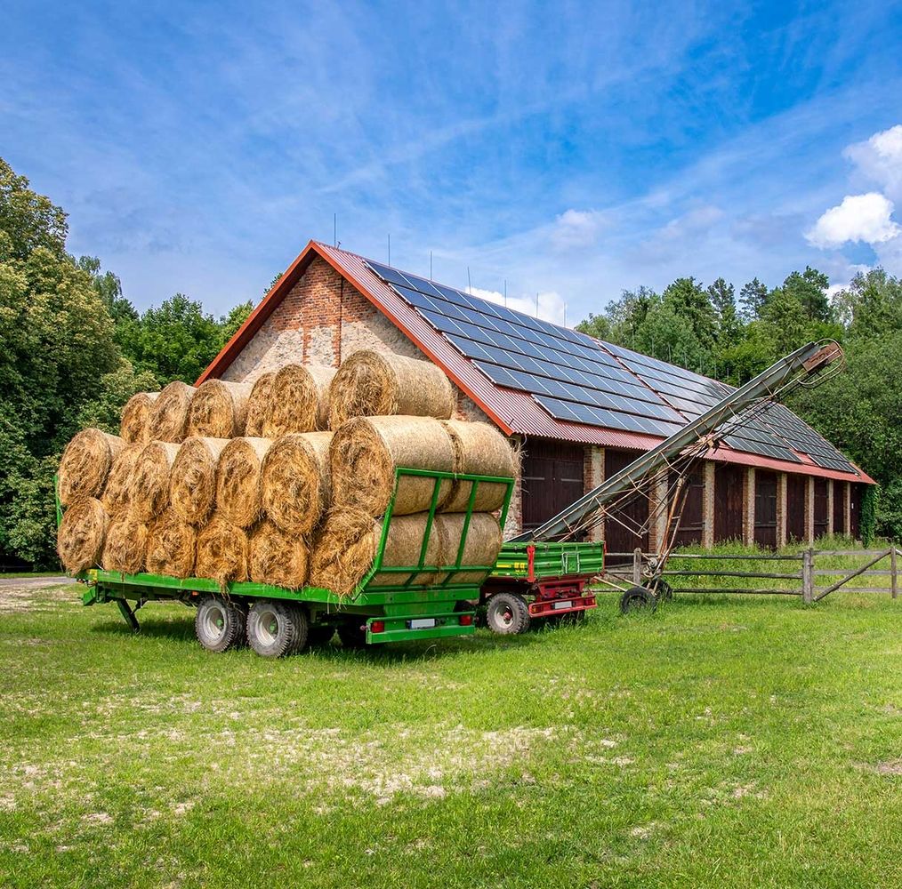 Eine Scheune mit einer Solaranlage auf dem Dach