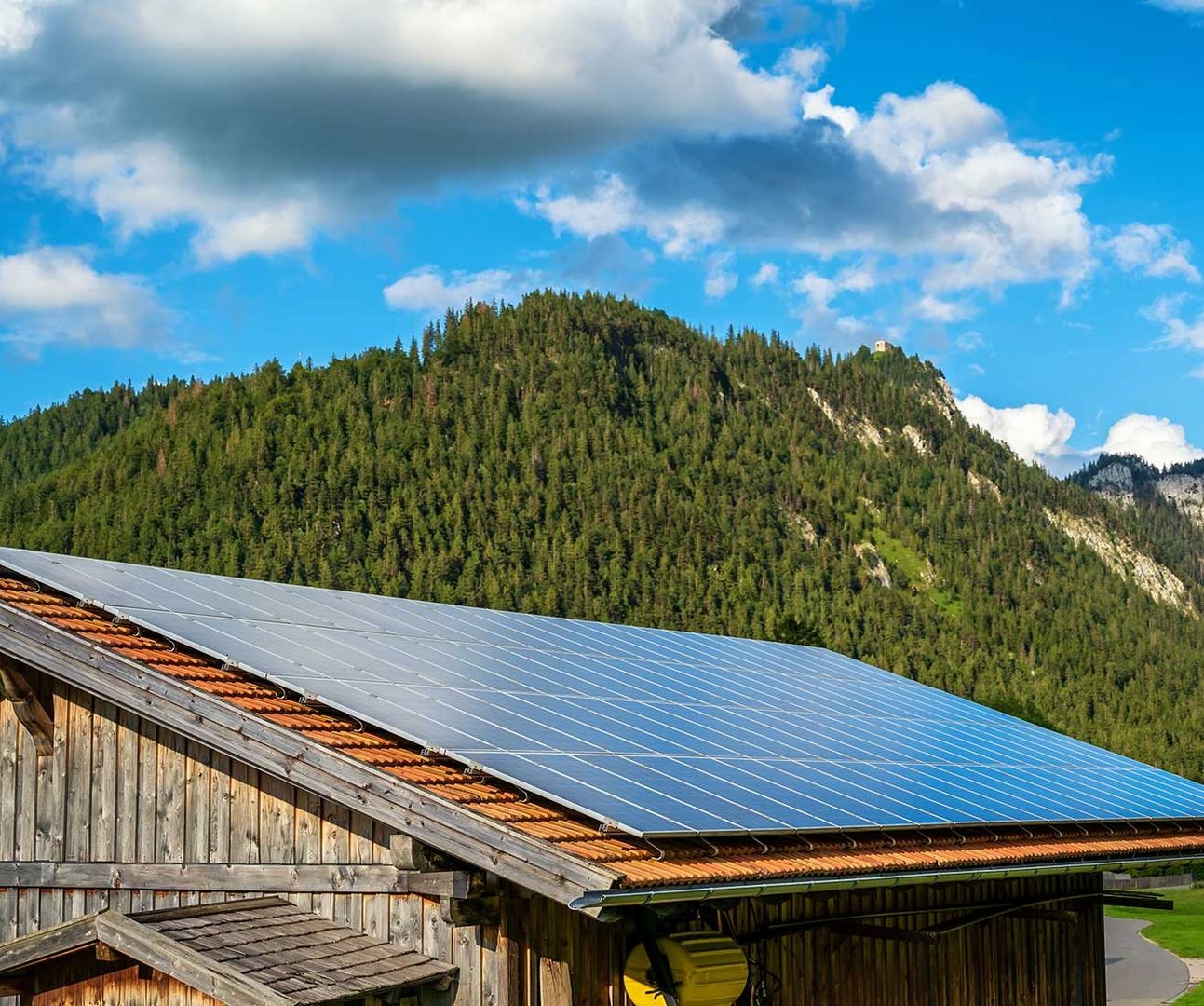 Eine Solaranlage auf einem Holzhausdach in den Bergen