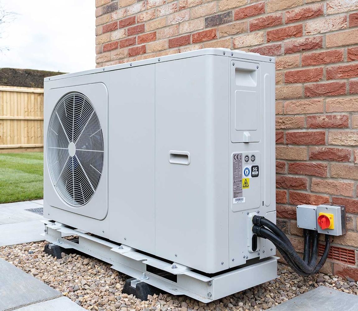 Eine Wärmepumpe an einer Hauswand